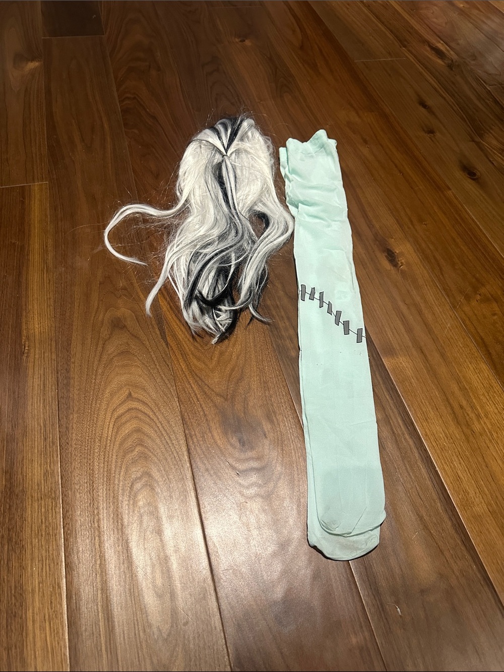Black and White Wig with Mint Green stockings. Costume Frankie Monster high